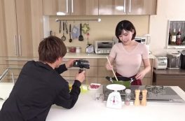 Đụ lồn gái xinh đang livestreamer nấu ăn